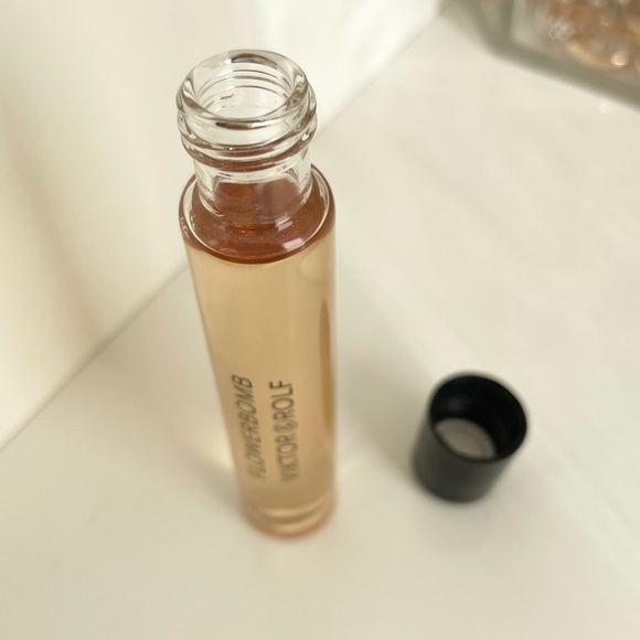 Flowerbomb Perfume - Picture 3 of 3